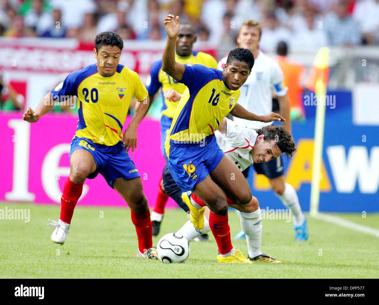 Giugno 25, 2006 - Leipzig, Germania - K48429.WORLD CUP SOCCER, .INGHILTERRA V ECUADOR..06-25-2006. RICHARD VENDITORI / / 2006.Owen HARGREAVES & LUIS VALENCIA(Immagine di credito: © Globo foto/ZUMAPRESS.com) Foto Stock