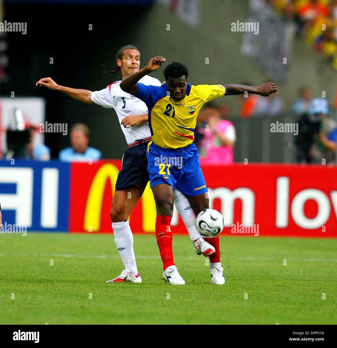 Giugno 25, 2006 - Leipzig, Germania - K48429.WORLD CUP SOCCER, .INGHILTERRA V ECUADOR..06-25-2006. RICHARD VENDITORI / / 2006.Rio Ferdinand & CARLOS TENORIO(Immagine di credito: © Globo foto/ZUMAPRESS.com) Foto Stock