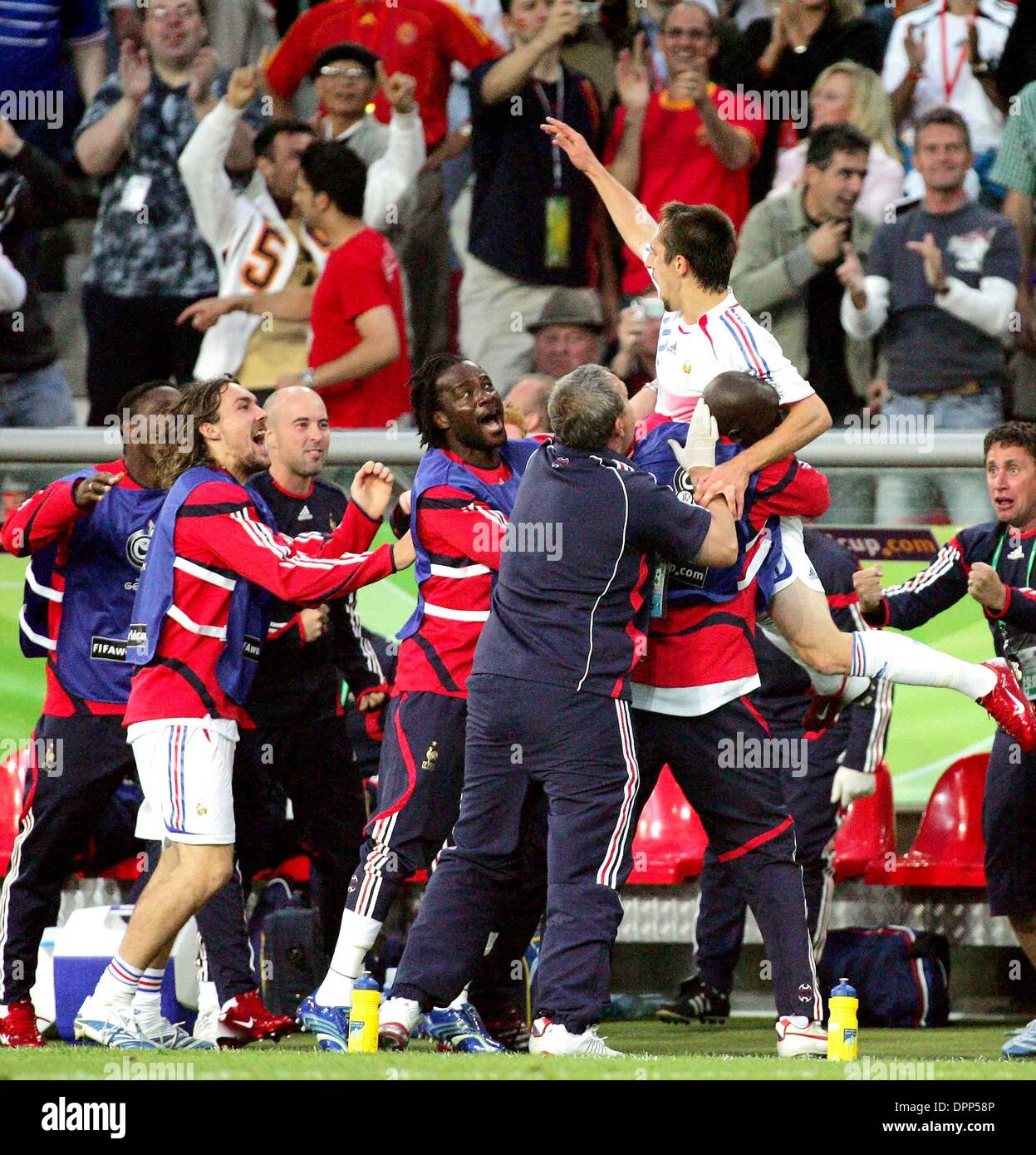 Giugno 27, 2006 - Signal Iduna Park, Dortmund, Germania - K48447.WORLD CUP SOCCER , SPAGNA VS FRANCIA, .WORLD CUP STADIUM, Hannover, Germania. .06-27-2006. RICHARD VENDITORI / / 2006.Frank Ribéry ..celebra l'Equalizzatore(Immagine di credito: © Globo foto/ZUMAPRESS.com) Foto Stock