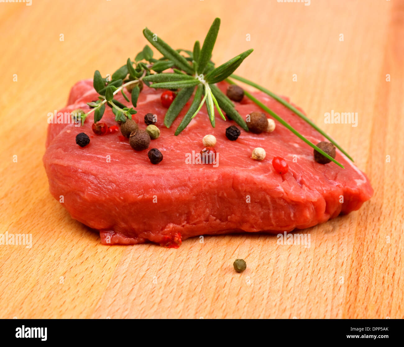 Succosa bistecca di manzo con spezie ed erbe aromatiche, close up Foto Stock