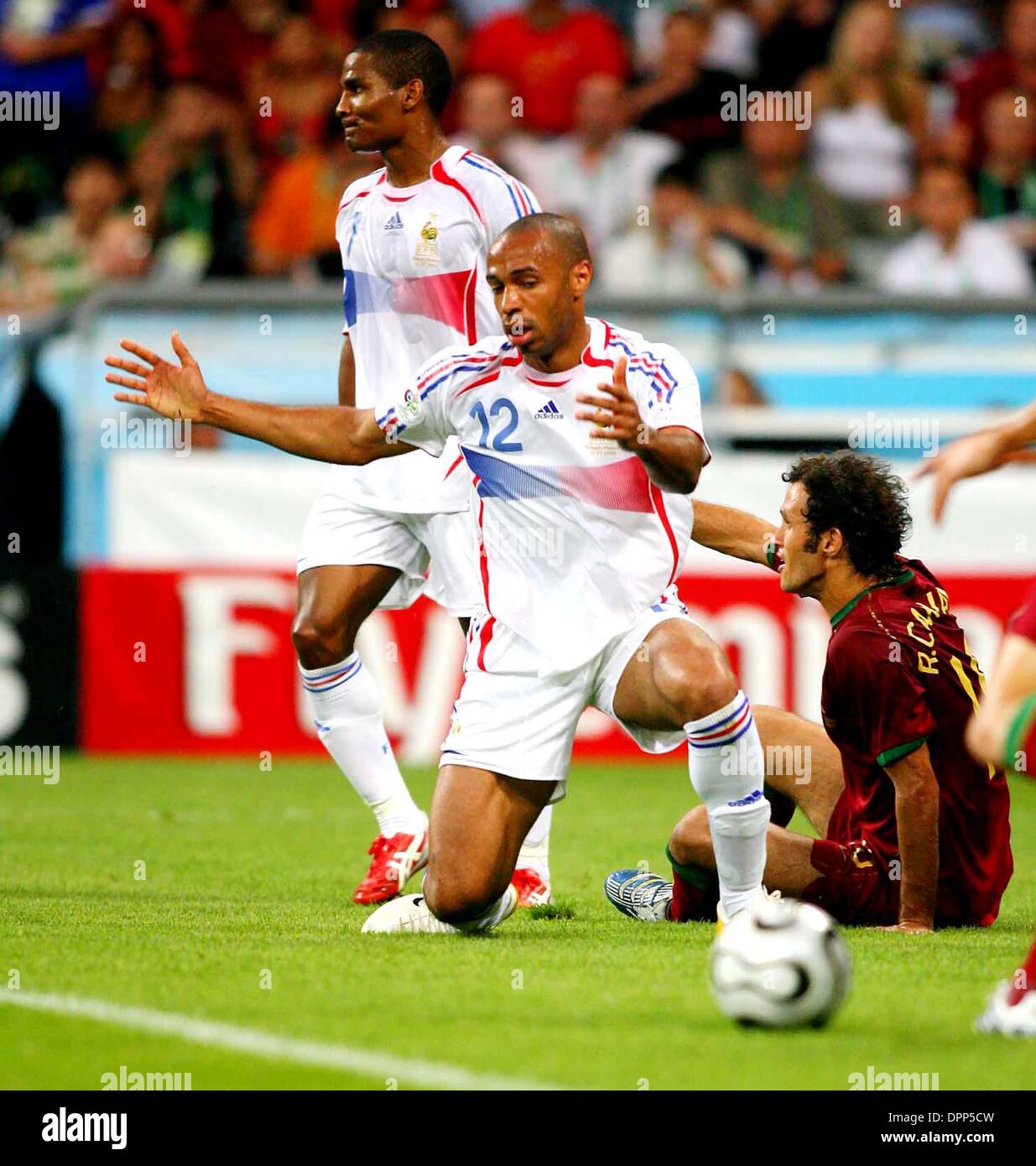 5 luglio 2006 - Allianz Arena, a Monaco di Baviera, Germania - K48510.World Cup Soccer, .PORTOGALLO V FRANCIA..World Cup Stadium, Monaco di Baviera, Germania..07-05-2006.THIERRY HENRY & Ricardo Carvalho. Stewart Kendall / / 2006.(Immagine di credito: © Globo foto/ZUMAPRESS.com) Foto Stock