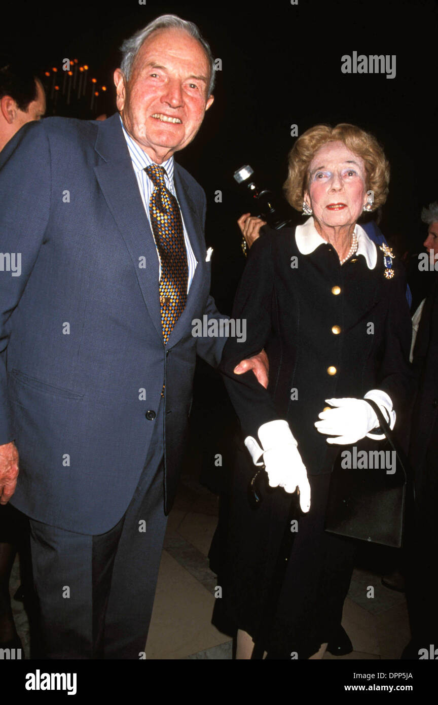 Luglio 27, 2006 - K23373RHART.2001 LIBRERIA BENEFICIO LIONS al New York Public Library NEW YORK CITY 11-12-2001.David Rockefeller e BROOKE ASTOR. ROSE HARTMAN- BROOKEASTRORRETRO(Immagine di credito: © Globo foto/ZUMAPRESS.com) Foto Stock