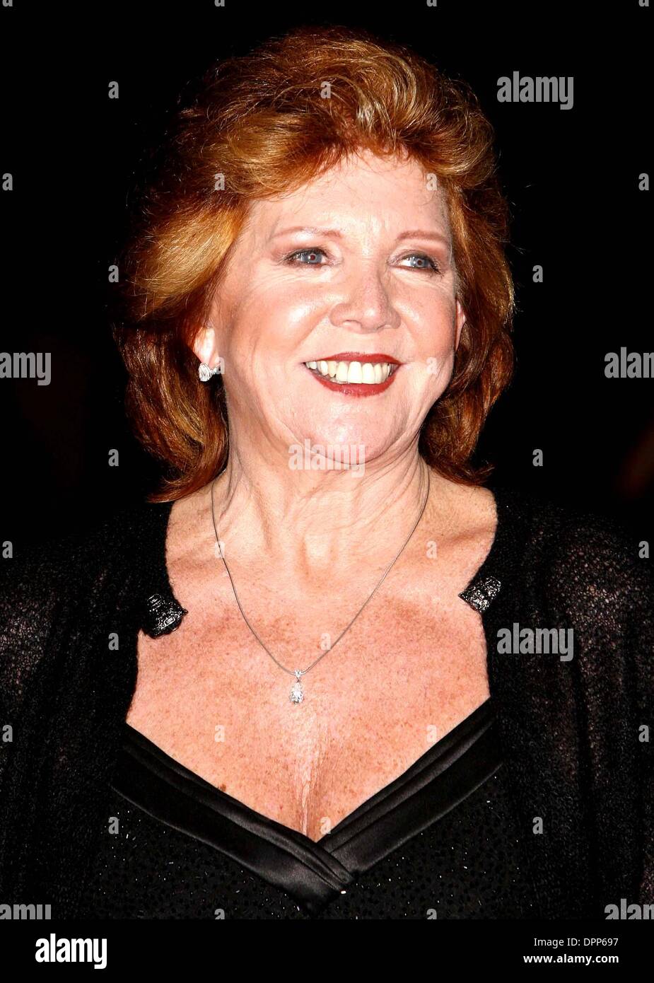 Ottobre 19, 2006 - l' Odeon Leicester Square, Londra - K50353.CILLA BLACK.L'ultimo re di Scozia Premier britannico.L' Odeon Leicester Square, Londra.18 Ottobre 2006.DIE19293.Il Times BFI London Film Festival. Kendall Stewart // 2006(Immagine di credito: © Globo foto/ZUMAPRESS.com) Foto Stock