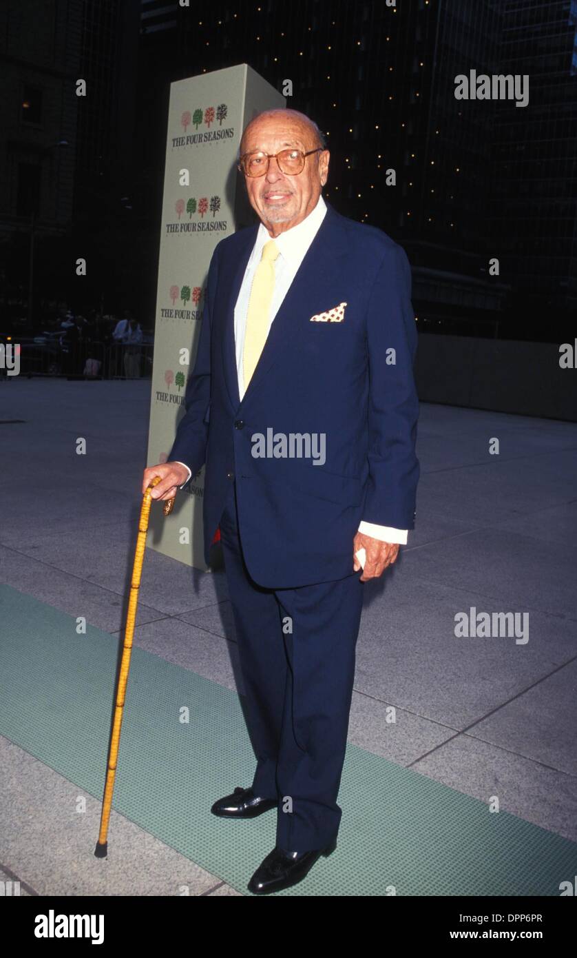 Nov. 16, 2006 - K16016RH.Le quattro stagioni ristorante 40ESIMO ANNIVERSARIO PARTY AL FOUR SEASONS 06-24-1999.AHMET ERTEGUN. ROSE HARTMAN- foto(Immagine di credito: © Globo foto/ZUMAPRESS.com) Foto Stock