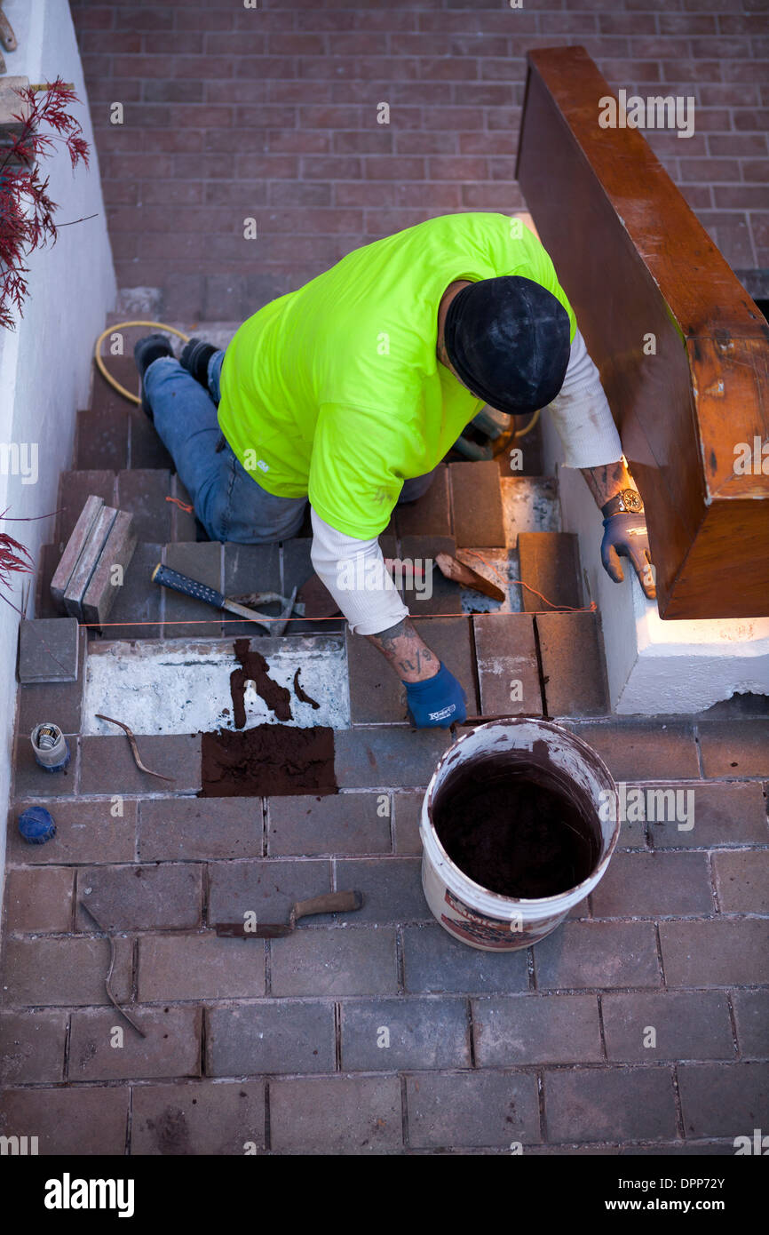 Un muratore stabilisce nuovi passi al di fuori di Boston. Foto Stock