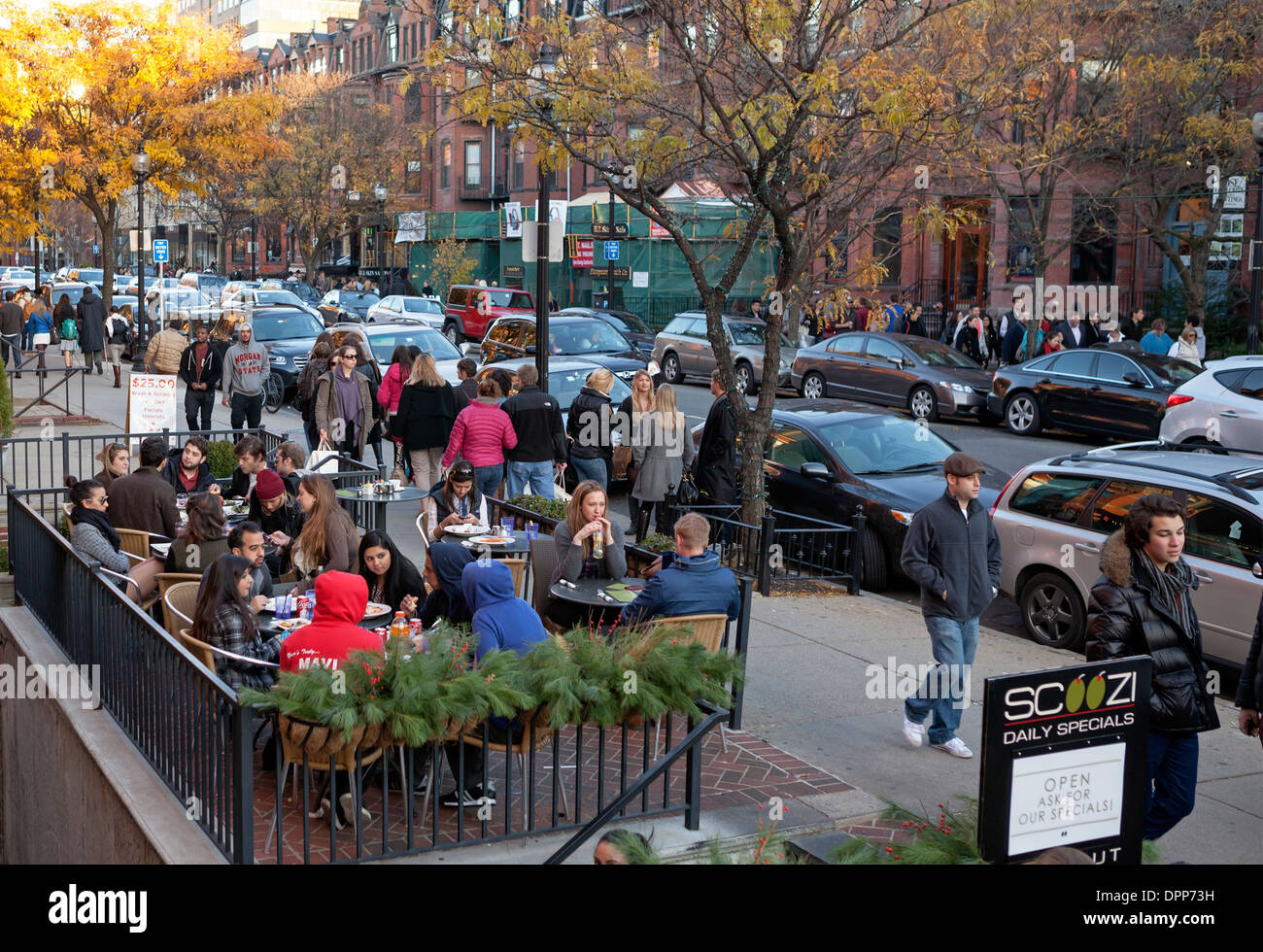 Alle persone di mangiare fuori in un ristorante di Newbury Street a Boston. Foto Stock