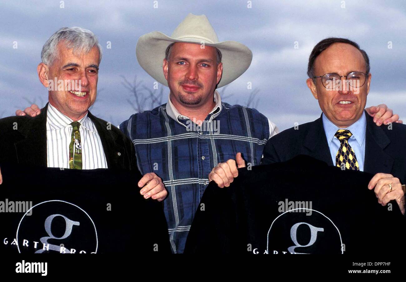 Febbraio 7, 2006 - K8178WW.Garth Brooks concerto annuncio al tetto di arsenal.Henry J Stern, Garth Brooks e Rudy Giuliani. Walter Weissman- 1997(Credit Immagine: © Globo foto/ZUMAPRESS.com) Foto Stock