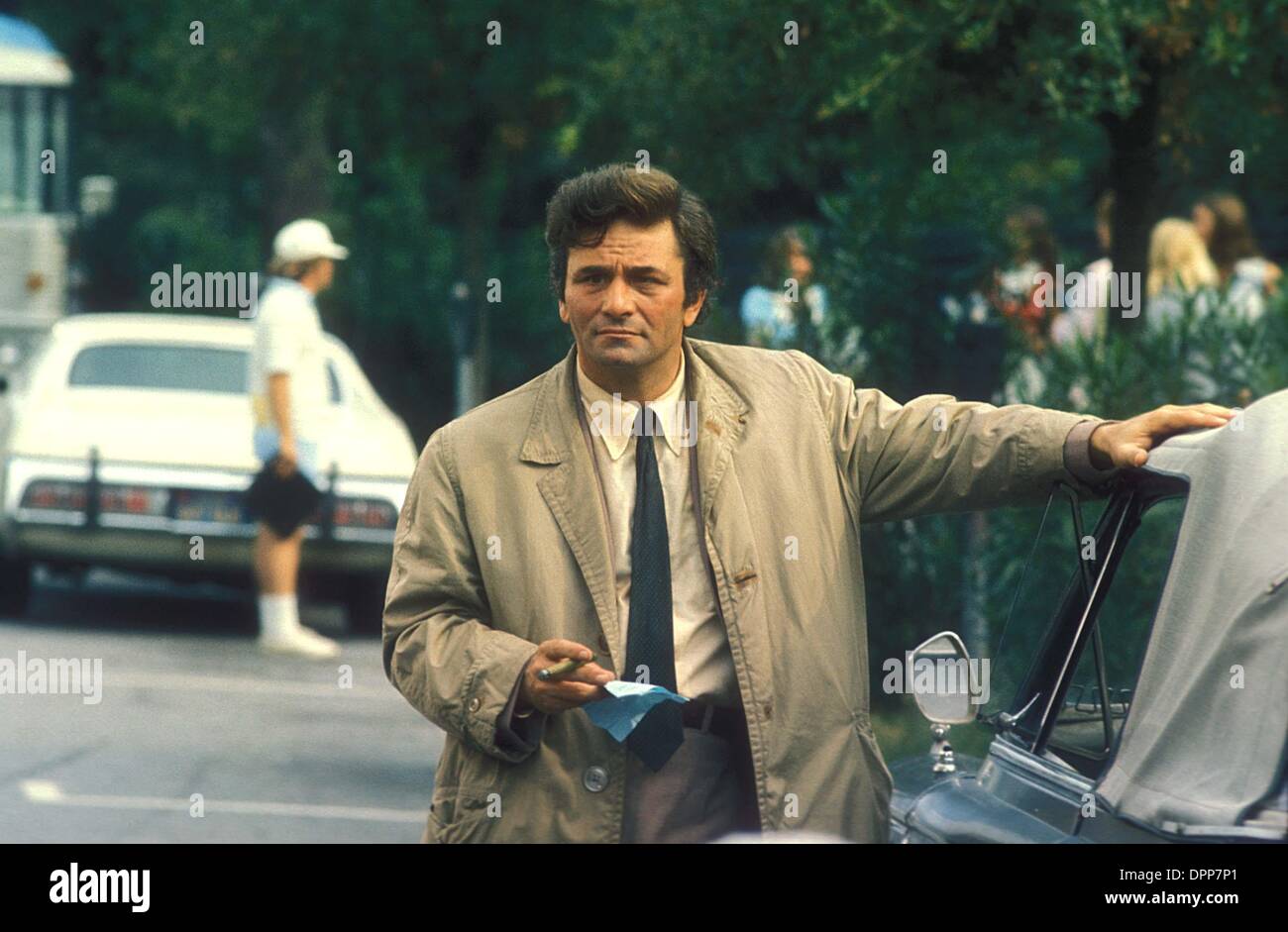 PETER MICHAEL FALK (16 settembre 1927 - 23 giugno 2011) era un attore americano meglio conosciuto per il suo ruolo come il tenente Columbo nella serie televisiva Columbo. Egli è apparso in numerosi film e televisione valutazione ruoli ed è stato nominato per un Academy Award per due volte (per anni sessanta omicidio, Inc. e 1961 's Pocketful dei miracoli), e ha vinto il Premio Emmy per cinque volte (quattro per Columb Foto Stock