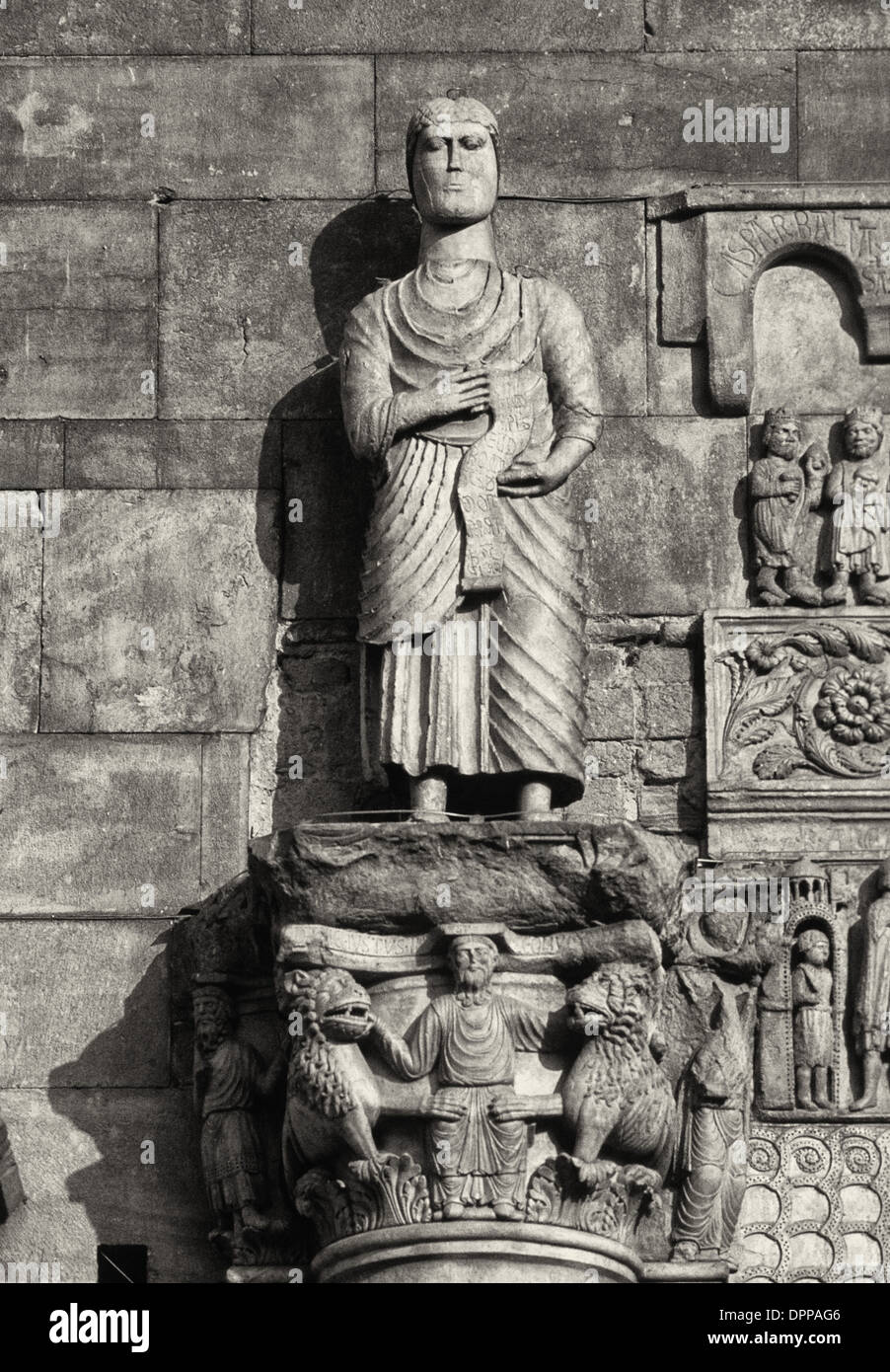 Statua di Simon Pietro attribuito a Antelami sulla facciata del Duomo di Fidenza, Emilia Romagna Foto Stock
