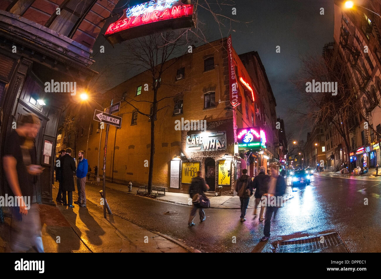 New York, NY 14 Gennaio 2014 - MacDougal Street nel Greenwich Village su una notte piovosa ©Stacy Rosenstock Walsh Foto Stock New York, NY 14 Gennaio 2014 - MacDougal Street nel Greenwich Village su una notte piovosa ©Stacy Rosenstock Walsh Foto Stock