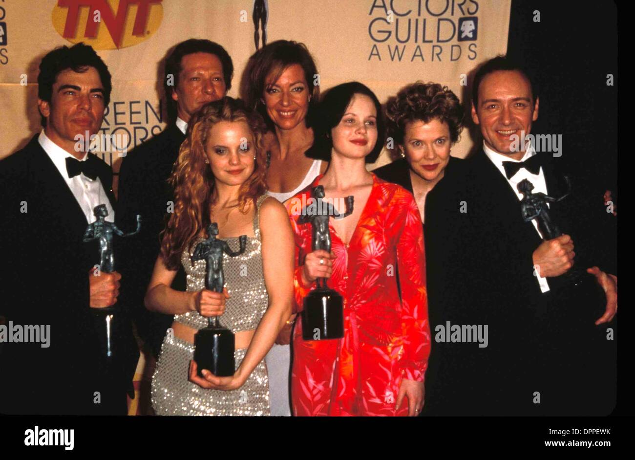 Gen 12, 2006 - K118157AM.SCREEN ACTOR GUILD AWARDS IIN LOS ANGELES.AMERICAN BEAUTY CAST. ALEC MICHAEL- PETER GALLAGHER CHRIS COOPER Mena Suvari Allison Janney Thora Birch Annette Bening Kevin Spacey(Immagine di credito: © Globo foto/ZUMAPRESS.com) Foto Stock