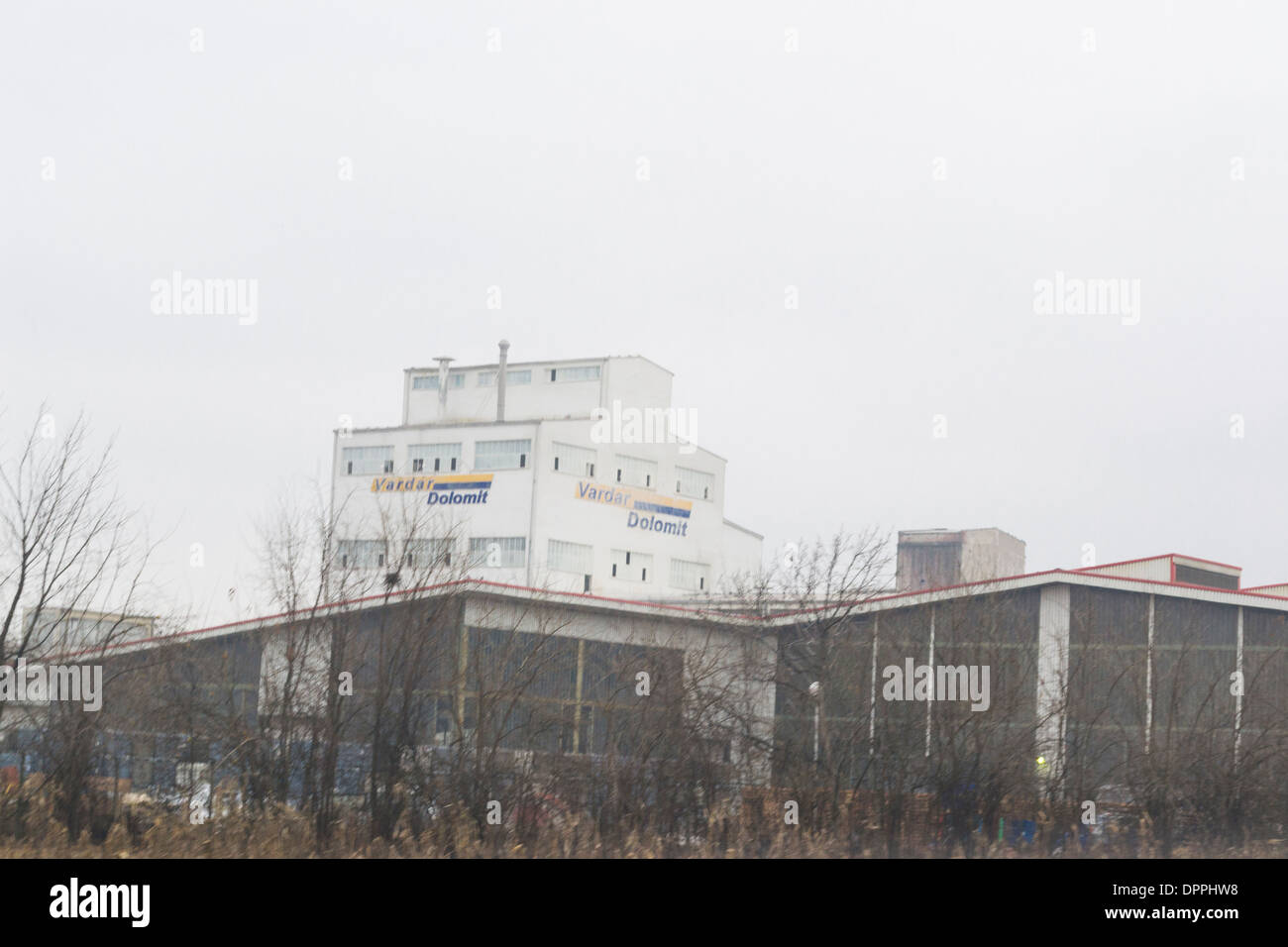 Vardar DOLOMIT fabbrica, Skopje, Macedonia girato dall'autostrada durante la guida Foto Stock