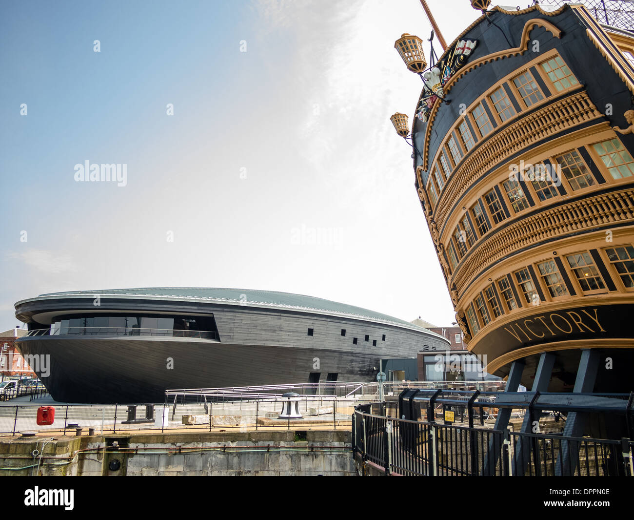 La poppa di HMS Victory con la Mary rose Museum in background a Portsmouth Historic Dockyard, Hampshire, Inghilterra. Foto Stock
