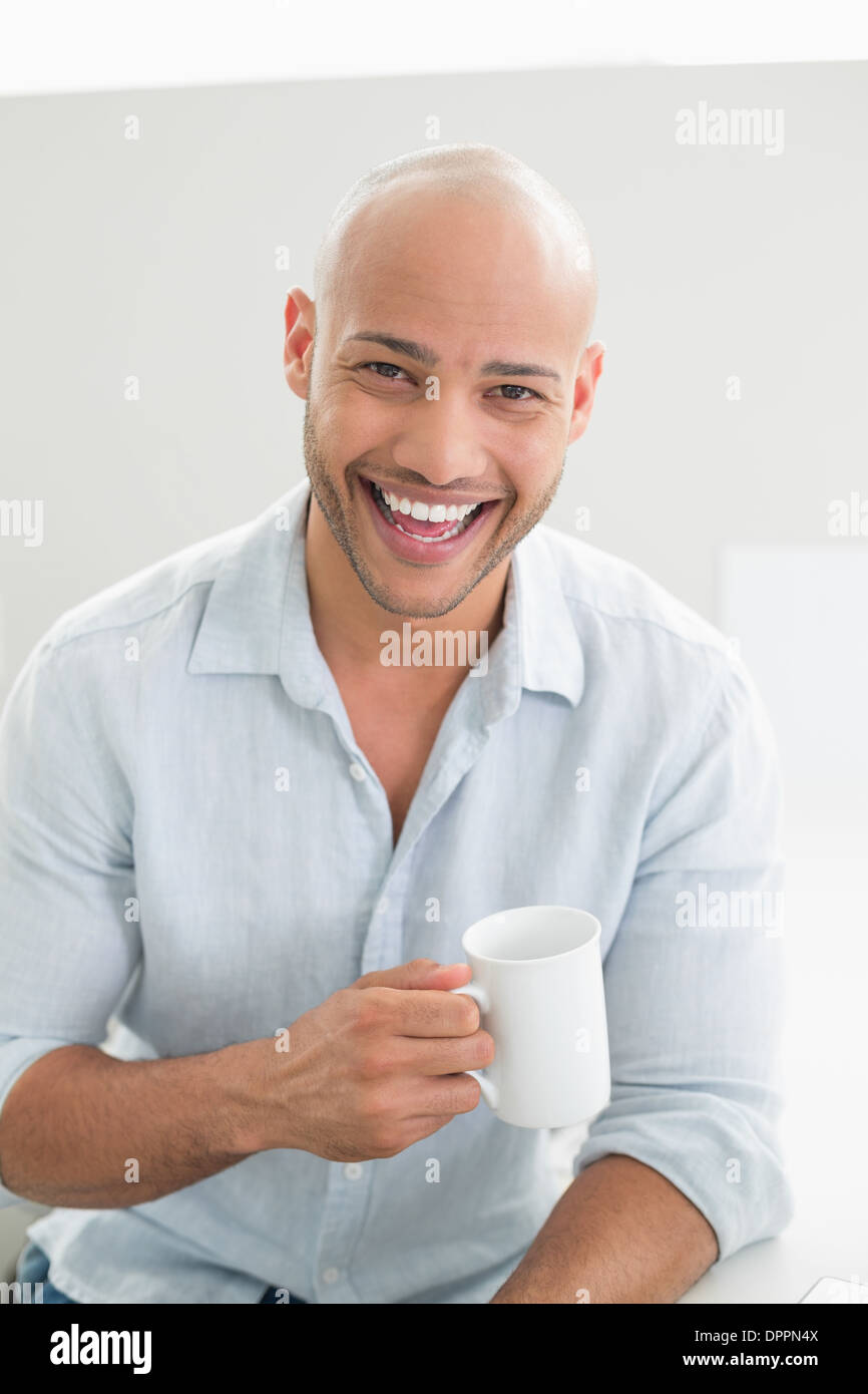 Ritratto di un allegro uomo informale di bere il caffè Foto Stock