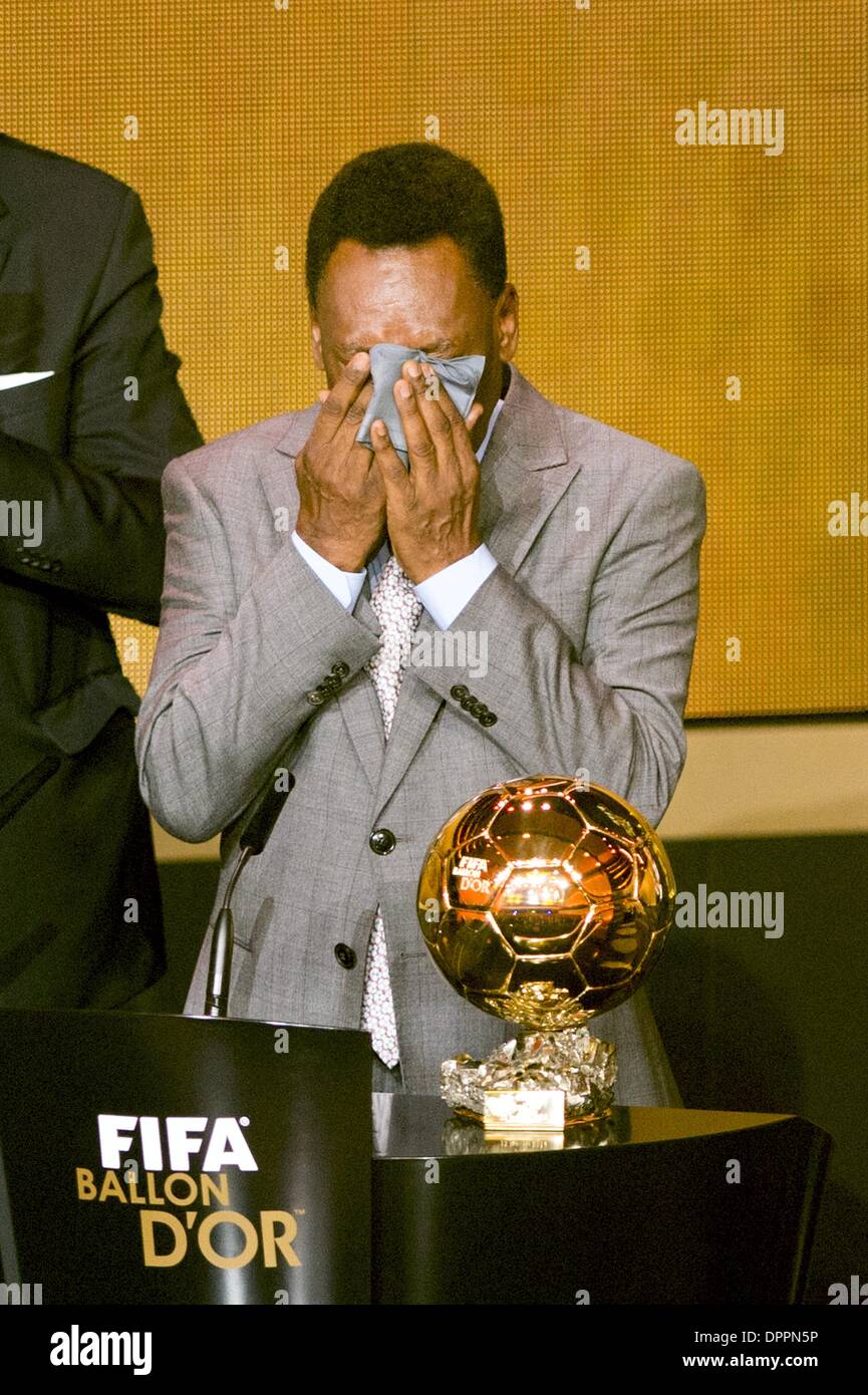 Zurigo, Svizzera. Xiii gen, 2014. Pele Calcio : Pele fa un discorso con la FIFA ballon d'or Prix d'Honneur trofeo durante il FIFA ballon d'Or 2013 Gala presso Kongresshaus di Zurigo, in Svizzera . © Maurizio Borsari/AFLO/Alamy Live News Foto Stock