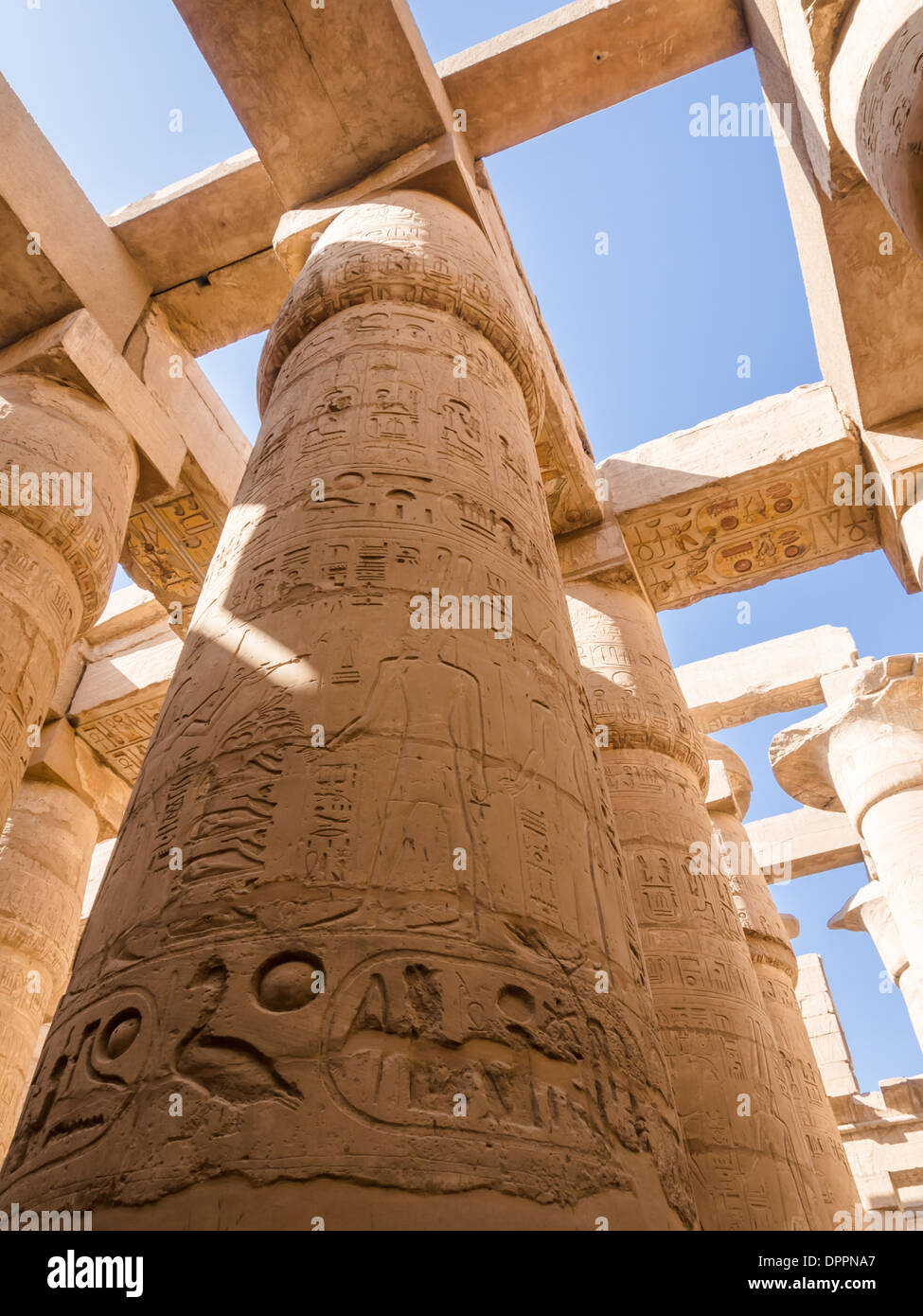 Guardando il soffitto a travi e chiuso fiore di papiro di colonne nella Hypostyle Hall del tempio di Karnak Luxor Egitto Foto Stock