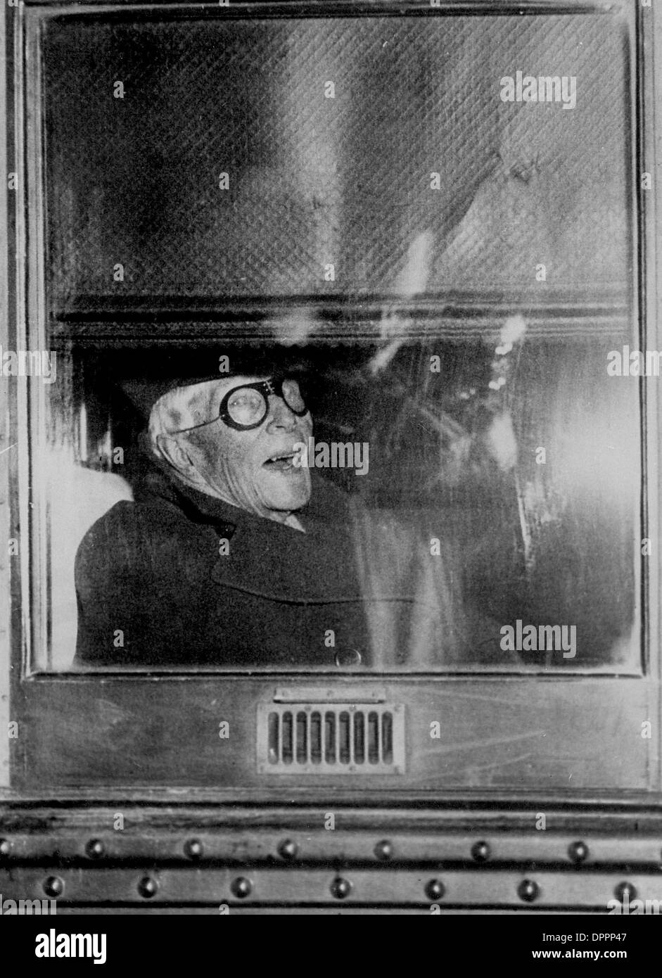Gen 13, 2006 - John D. Rockefeller guardando fuori dalla finestra di una carrozza pullman, poco prima di lasciare la stazione in Pennsylvania , NEW YORK CITY. Egli è lungo il tragitto per il suo inverno HOME in Florida.(Immagine di credito: © Globo foto/ZUMAPRESS.com) Foto Stock