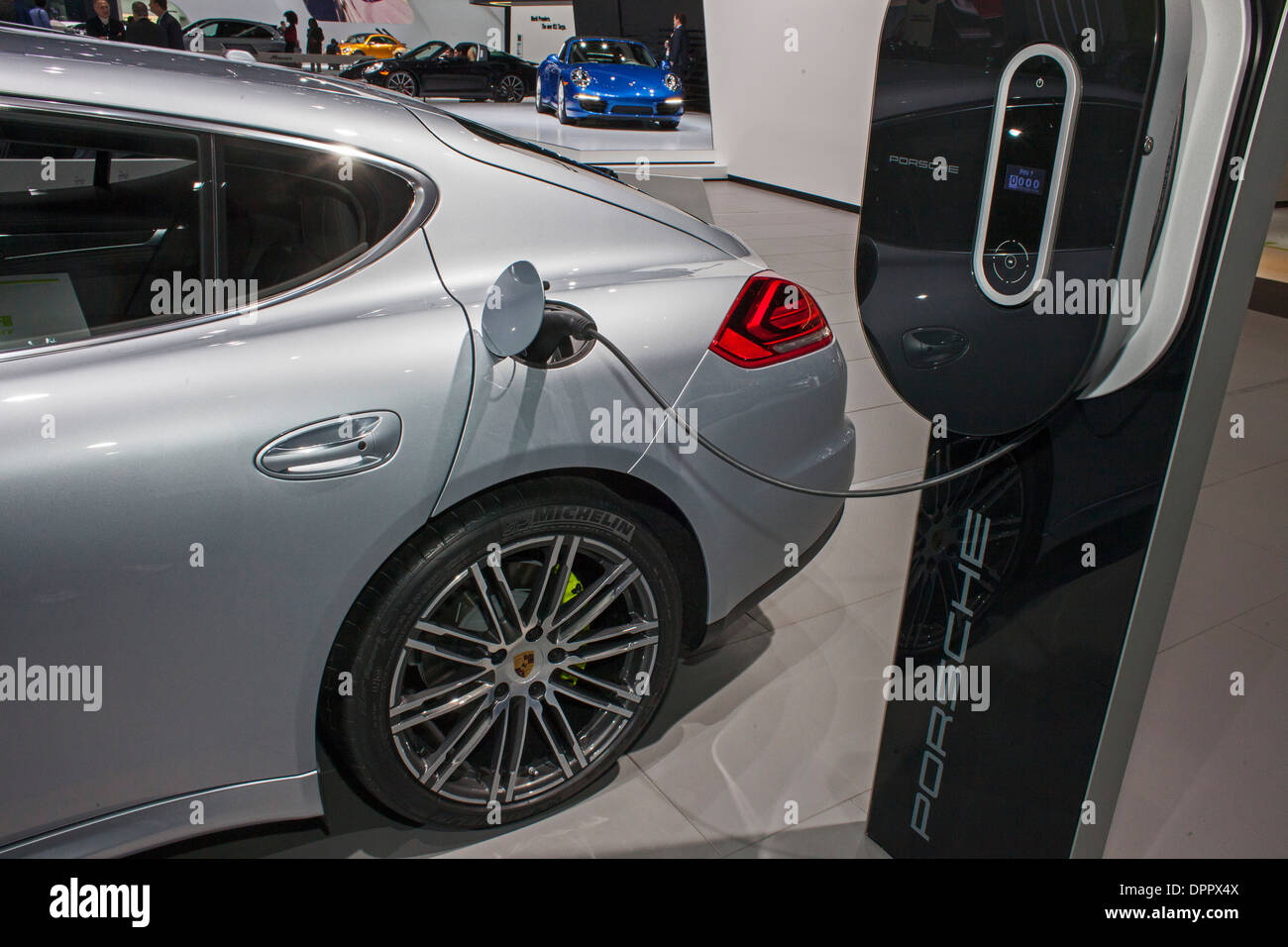 Detroit, Michigan - Porsche Panamera auto elettrica ibrida sul display al North American International Auto Show. Foto Stock