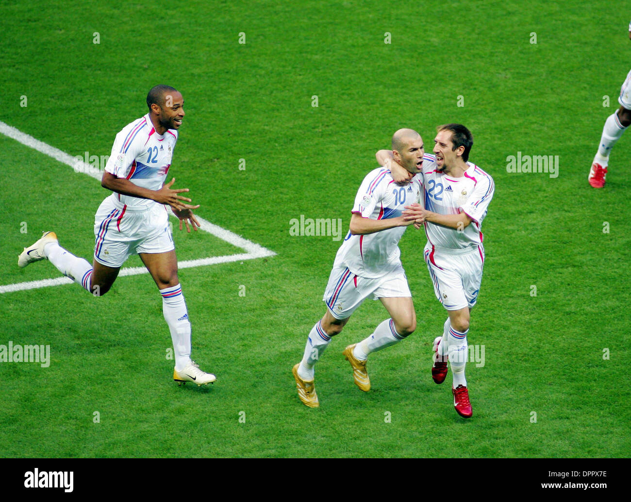 9 luglio 2006 - Stadio Olimpico di Berlino, Germania - Zinedine ZIDANE & Frank Ribéry.celebrare.ITALIA V FRANCIA..Zinedine ZIDANE & Frank Ribéry.ITALIA V FRANCIA..stadio olimpico di Berlino GERMANIA 07-09-2006.K48556. - Foto(Immagine di credito: © Globo foto/ZUMAPRESS.com) Foto Stock