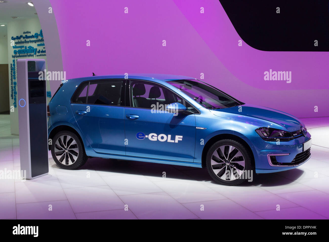 Detroit, Michigan - Volkswagen di e-Golf elettrico auto sul display al North American International Auto Show. Foto Stock