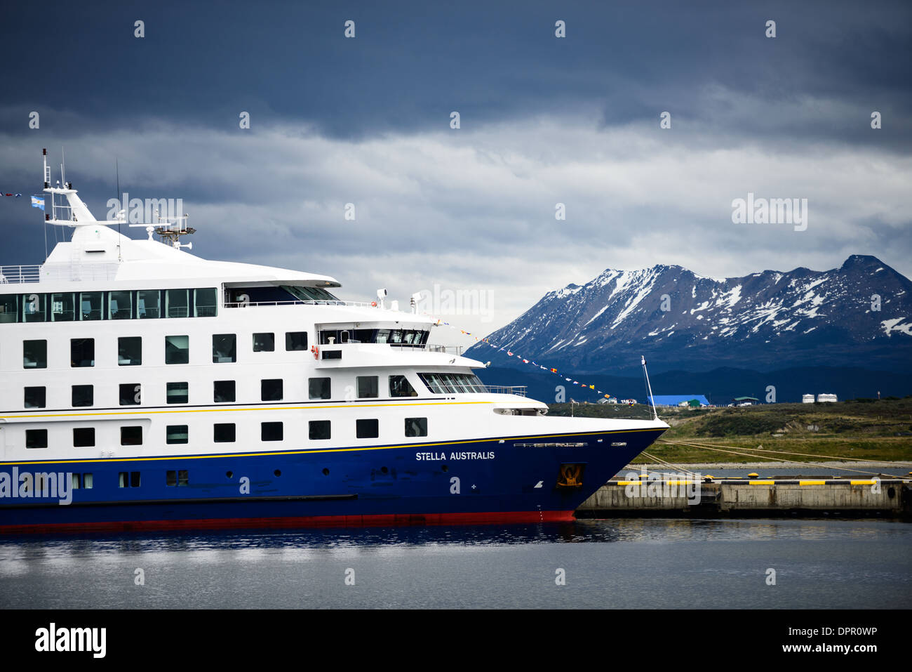 Stella Australis Cruise Ship Ushuaia Argentina // la Stella Australis, una nave da crociera gestita da Patagonia Vacations che visita il Cile meridionale e la Patagonia, è attraccata al porto di Ushuaia a Ushuaia, Argentina. Le montagne innevate in lontananza attraversano il Canale di Beagle in Cile. Foto Stock