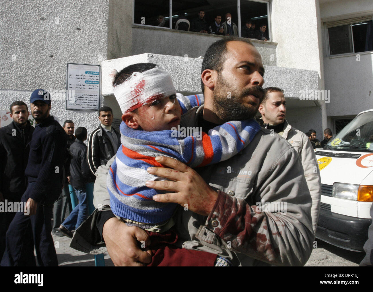 Dic 28, 2008 - Gaza City, nella Striscia di Gaza - un uomo palestinese trasporta un bambino ferito. Israele ha distrutto di Hamas a Gaza principale del complesso di sicurezza in un attacco aereo di domenica e preparato per una possibile invasione del territorio dopo aver ucciso più di 280 palestinesi nelle prime 24 ore di una potente offensiva. Alcuni 280 palestinesi sono stati uccisi e 600 feriti poiché Israele la camma Foto Stock