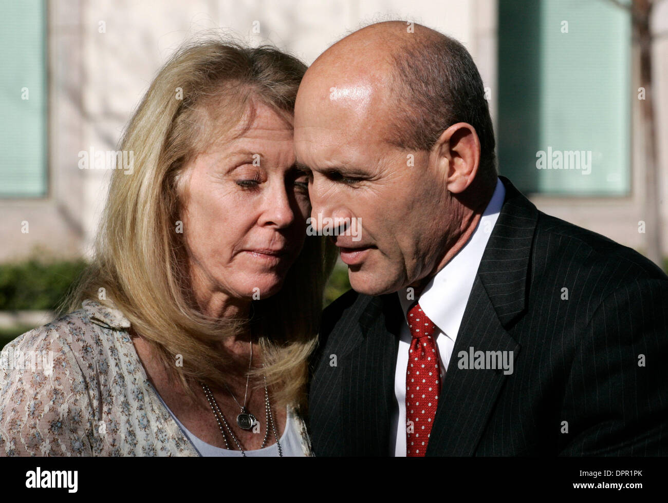 Jan 16, 2009 - Santa Ana, California, Stati Uniti d'America - Ex Orange County Sheriff MICHAEL S. CARONA lascia corte con moglie e avvocati dopo che egli è stato dichiarato colpevole di oggi di un crimine conte di testimoniare la manomissione e cancellato di cinque altri oneri nel pubblico un caso di corruzione. (Credito Immagine: © Jonathan Alcorn/ZUMA Press) Foto Stock