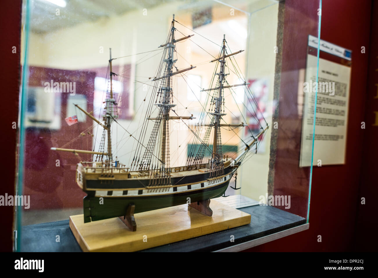 HMS Beagle Scale Model Maritime Museum Ushuaia Argentina // USHUAIA, Argentina — Un dettagliato modello in scala della HMS Beagle, la nave della Royal Navy britannica famosa per aver trasportato Charles Darwin durante il suo fondamentale viaggio scientifico, è esposto al Museo marittimo di Ushuaia. La nave, che esplorò la regione nel 1830, diede il nome al canale di Beagle, la via d'acqua vitale che collegava Ushuaia all'Oceano meridionale e alle acque antartiche. Foto Stock