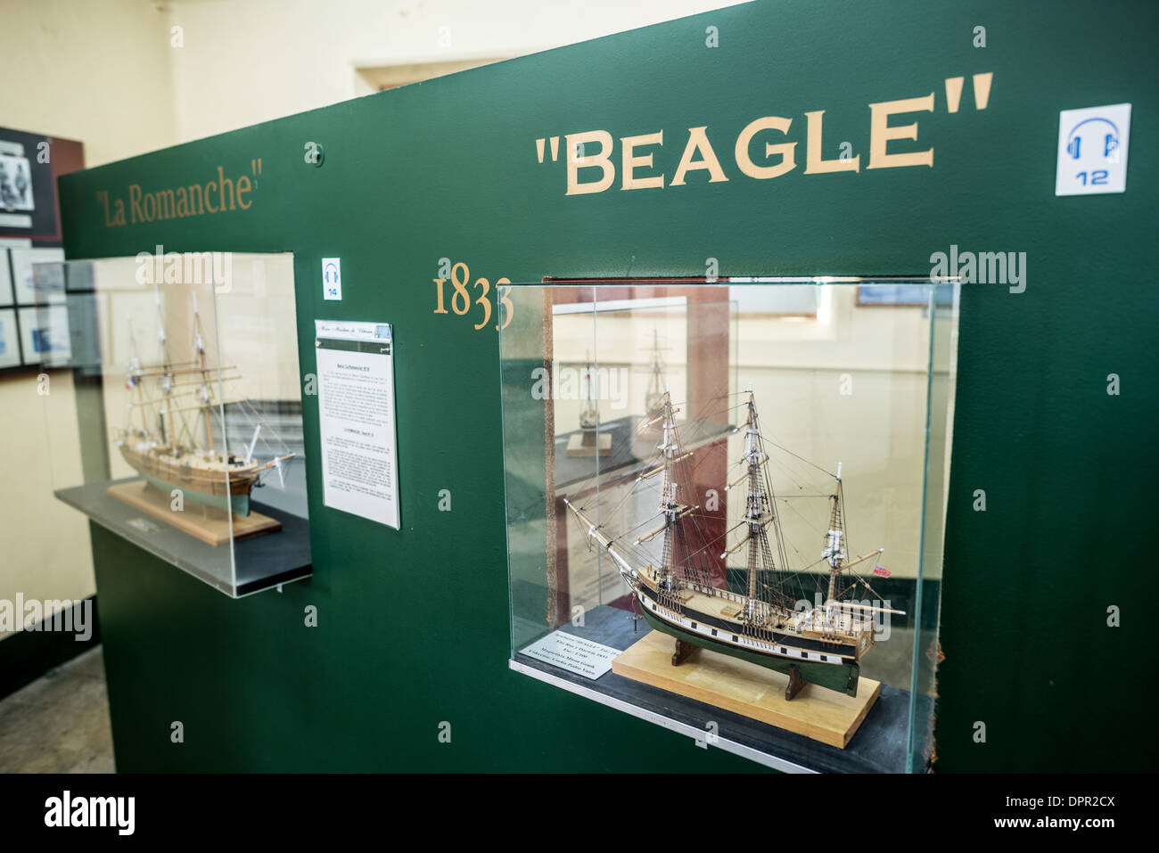 HMS Beagle Model Maritime Museum Ushuaia Argentina // USHUAIA, Argentina — Un dettagliato modello in scala della HMS Beagle, la nave della Royal Navy britannica famosa per aver trasportato Charles Darwin durante il suo fondamentale viaggio scientifico, è esposto al Museo marittimo di Ushuaia. La nave, che esplorò la regione nel 1830, diede il nome al canale di Beagle, la via d'acqua vitale che collegava Ushuaia all'Oceano meridionale e alle acque antartiche. Foto Stock