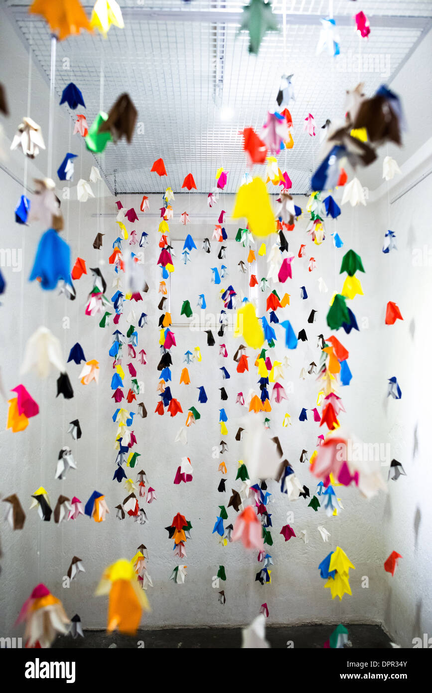 Pinguino ArtWork Museo marittimo Ushuaia Argentina // USHUAIA, Argentina — Una collezione di opere d'arte a tema pinguino è esposta nella sezione Galleria d'Arte dell'ex prigione, ora parte del complesso del Museo marittimo. La galleria, ospitata all'interno dello storico edificio penitenziario, mostra interpretazioni artistiche dell'iconica fauna selvatica della regione, riflettendo lo stretto legame della Terra del fuoco con gli ecosistemi antartici e sub-antartici. Foto Stock