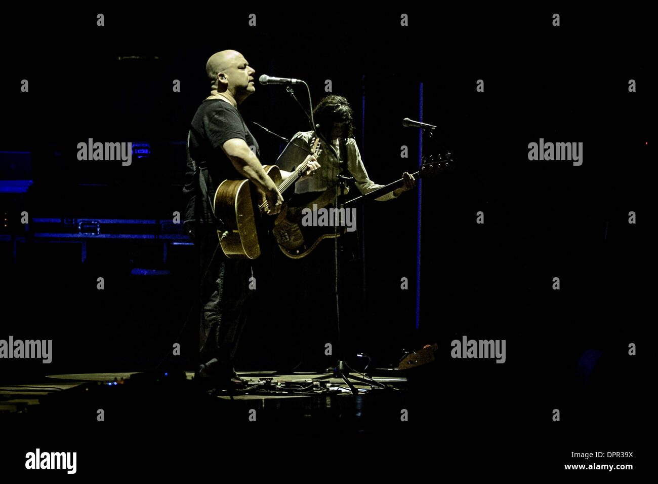 Toronto, Ontario, Canada. 15 gennaio, 2014. American band alternative rock 'Pixies' aperto tour nord americano alla Massey Hall di Toronto. BLACK FRANCIS - voce, chitarra, PAZ LENCHANTIN - bass. Credito: Igor Vidyashev/ZUMAPRESS.com/Alamy Live News Foto Stock