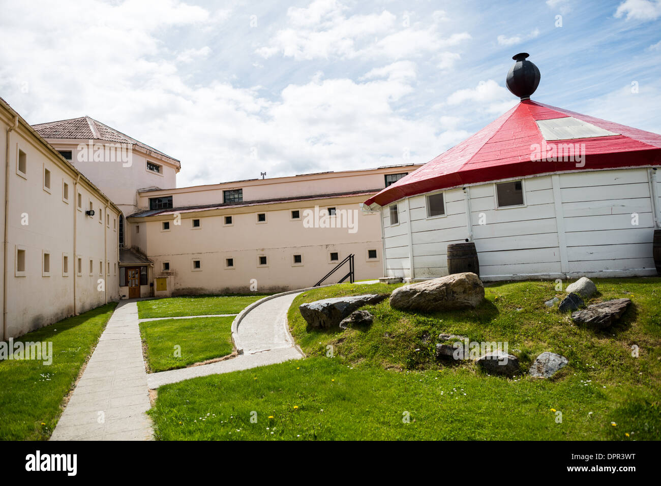 Una replica del San Juan de Salvamento lighthouse in esposizione presso il Museo Marittimo di Ushuaia. Il museo è costituito da varie ali dedicato alla storia marittima, esplorazioni Antartiche, una galleria d'arte e una politica e un museo penitenziario. Il complesso è ospitato in uno storico edificio della prigione e utilizza le celle originali e uffici come spazi espositivi. Foto Stock