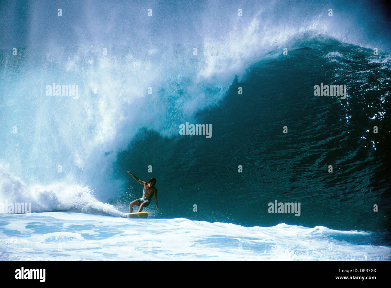 Mar 05, 2009 - Oahu, Hawaii, Stati Uniti d'America - leggendario North Shore surfer e presunta colorato tramonto sulla spiaggia di Gufo icona Chapman è citato in giudizio i surfisti ufficiale (TSJ) in Oahu Corte Federale per rispondere alle accuse di diffamazione. La giuria di un processo che è iniziato il 24 febbraio 2009, determinerà se o non TSJ è stata calunnioso per la pubblicazione di "El Hombre invisibile (con scuse a William S.) un gufo C Foto Stock