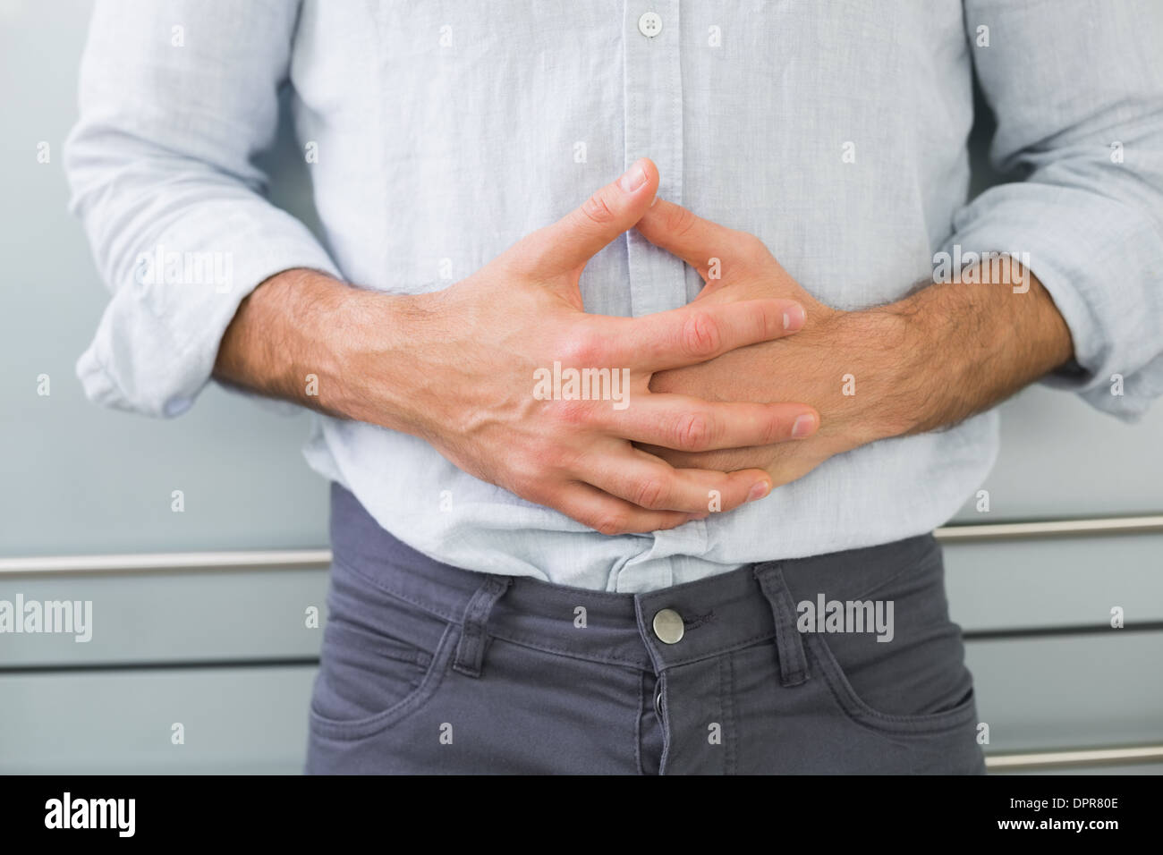 La sezione centrale di un uomo che soffre di dolori di stomaco Foto Stock