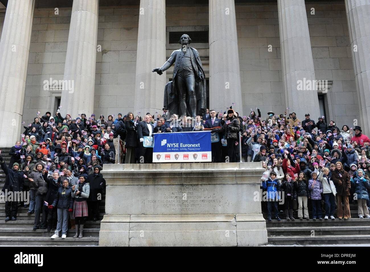 Jan 20, 2009 - Manhattan, New York, USA - Il New York Stock Exchange festeggia inaugurazione del Presidente eletto Barack Obama come la quarantaquattresima Presidente con il suono della campana di apertura sui gradini della Federal Hall - La posizione della prima inaugurazione - con i ragazzi della scuola media locale, uniti da rappresentanti del Centro Cittadino di alleanza e il Parco Nazionale di Servizio. (Credito immagine: Foto Stock