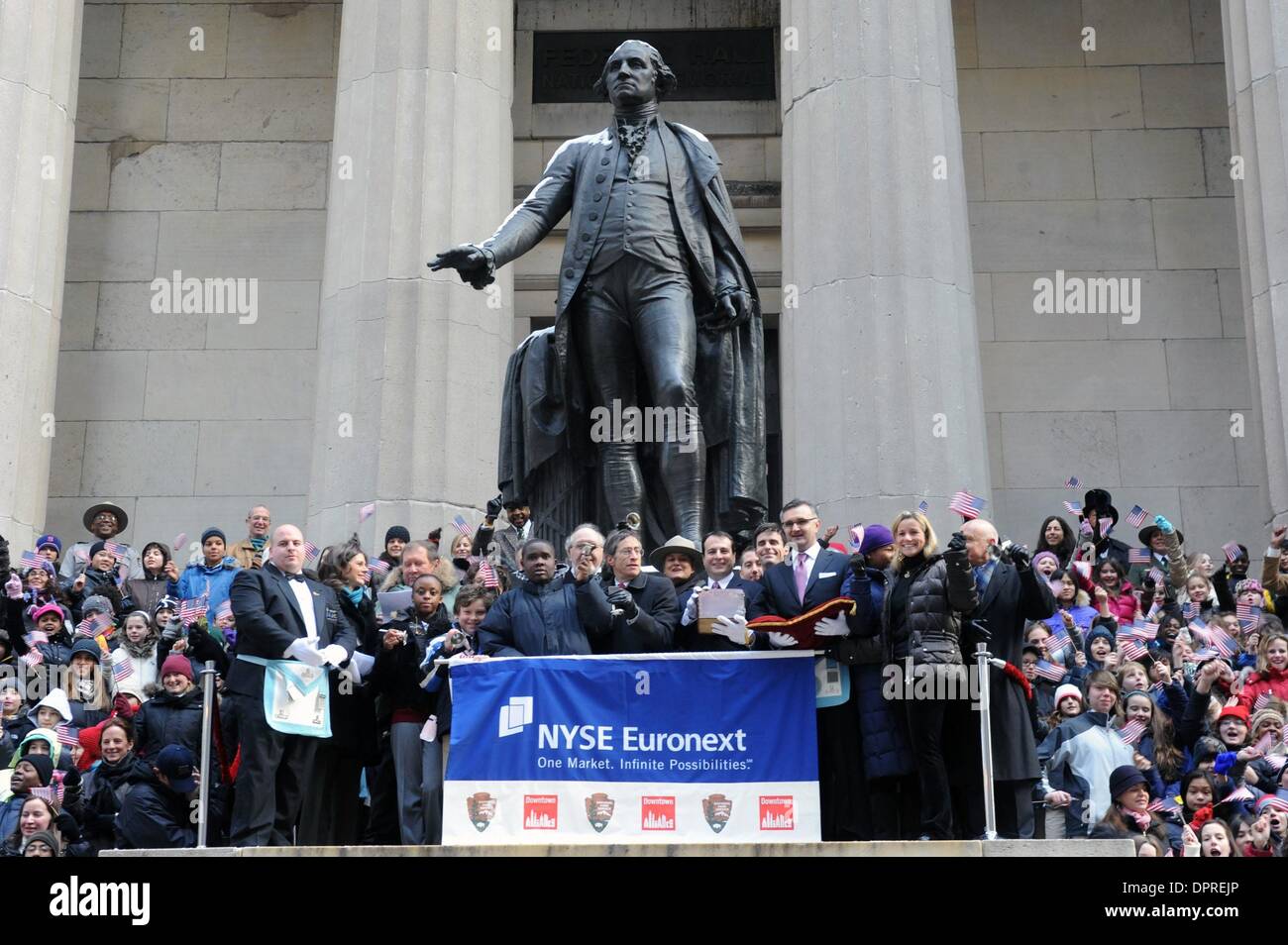 Jan 20, 2009 - Manhattan, New York, USA - Il New York Stock Exchange festeggia inaugurazione del Presidente eletto Barack Obama come la quarantaquattresima Presidente con il suono della campana di apertura sui gradini della Federal Hall - La posizione della prima inaugurazione - con i ragazzi della scuola media locale, uniti da rappresentanti del Centro Cittadino di alleanza e il Parco Nazionale di Servizio. (Credito immagine: Foto Stock