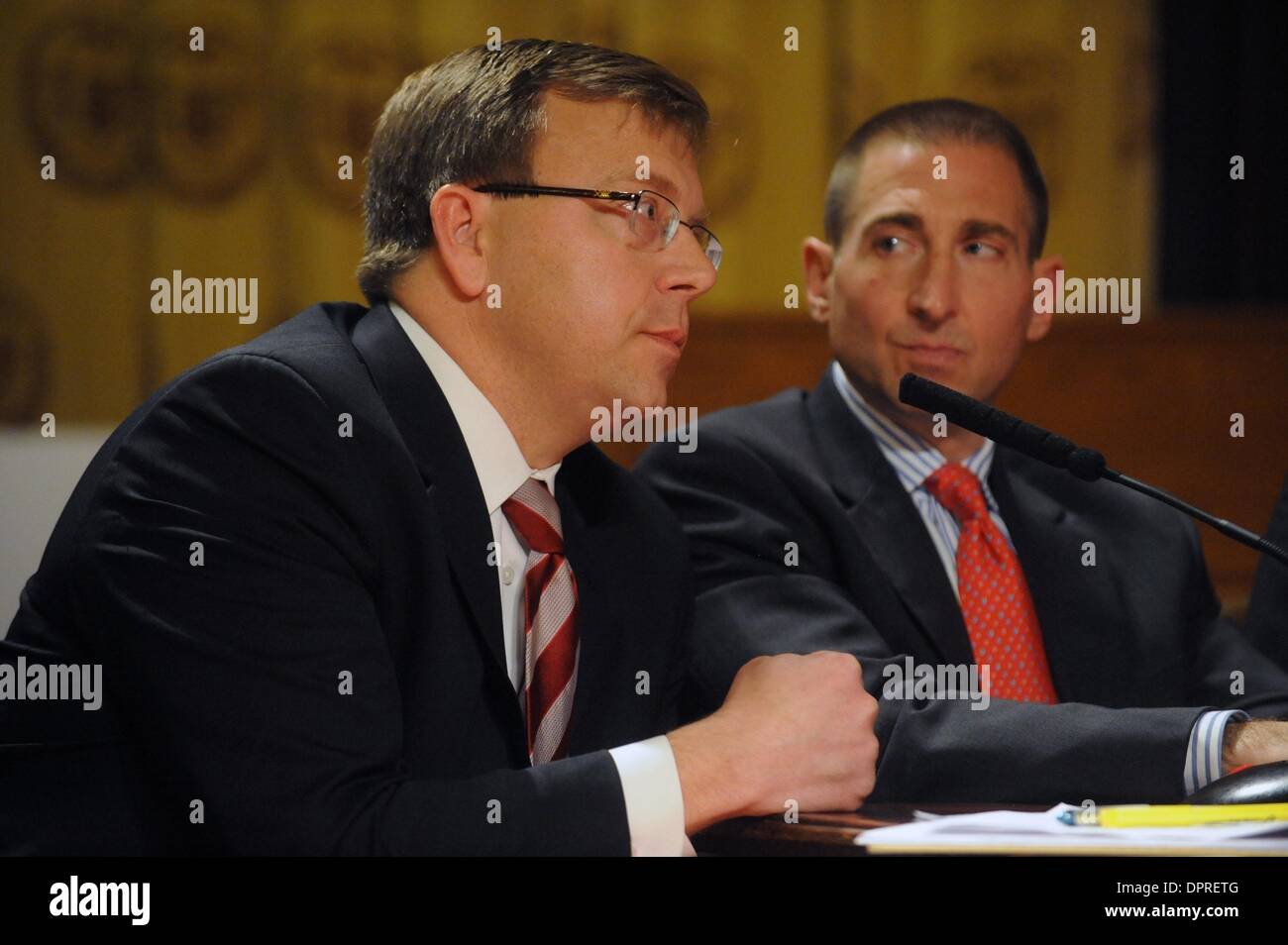 Jan 26, 2009 - Manhattan, New York, Stati Uniti d'America - DWIGHT DUMLER (L), Vice presidente senior della divisione Affari Pubblici, Rent-a-centro e DAVE EDWARDS (R), Presidente e COO di Aronne, Inc. testimoniano come città membro del Consiglio Leroy Comrie, sedia, della commissione per gli Affari dei consumatori, detiene un'audizione su una risoluzione che invita il Legislatore dello Stato per aumentare la protezione dei consumatori per rent-a-proprio custo Foto Stock