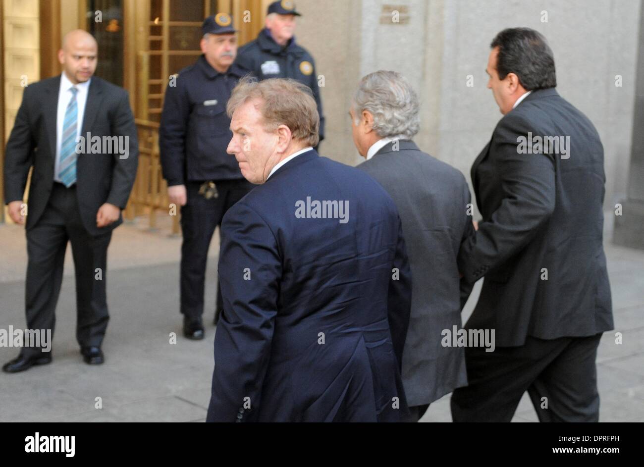 Mar 12, 2009 - Manhattan, New York, USA - Bernard Madoff si dichiara colpevole di Manhattan nel tribunale federale di Ponzi Scheme tasse ed è rinviato immediatamente alla prigione. (Credito Immagine: Â© Bryan Smith/ZUMA Premere) Restrizioni: * New York City quotidiani diritti * Foto Stock