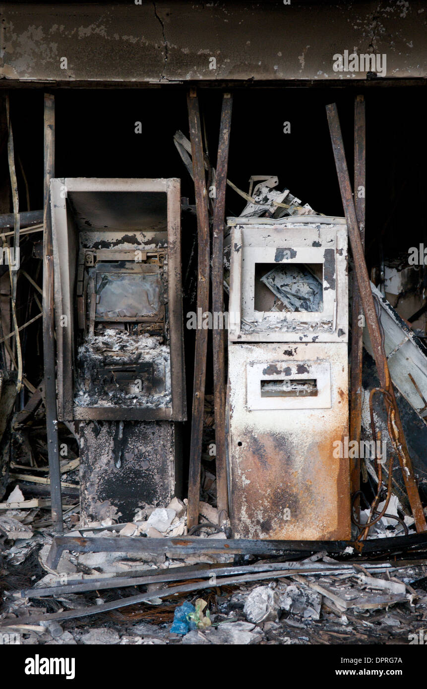 Bruciato macchine ATM e la distruzione lasciata da dietro la maglietta rossa proteste e tumulti. Bangkok, Tailandia. © Kraig Lieb / Alamy Foto Stock