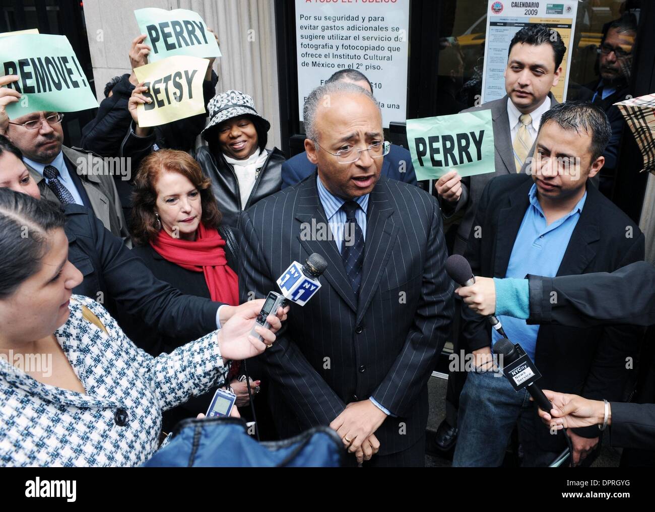 05 maggio 2009 - Manhattan, New York, USA - New York Comptroller WILLIAM THOMPSON e altri dirigenti locali rally di fronte al consolato messicano a midtown chiedendo le dimissioni di Betsy Perry, un sindaco Bloomberg incaricato e che è stato criticato per insensibile e denigratorie commento ha fatto circa il Messico la scorsa settimana. Come il rally iniziato è stato annunciato che la Betsy Perry ha rassegnato le dimissioni. (Cr Foto Stock