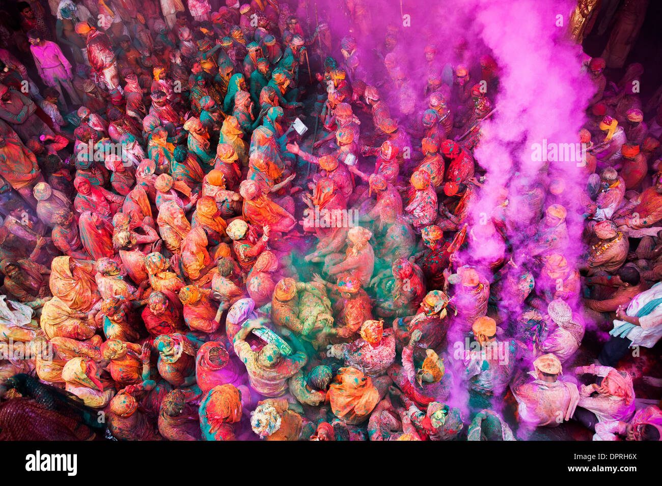 Gli uomini da Nandgaon & Barsana sedersi faccia a faccia in un Samaaj (un incontro comunitario) durante il festival di Holi Uttar Pradesh Foto Stock