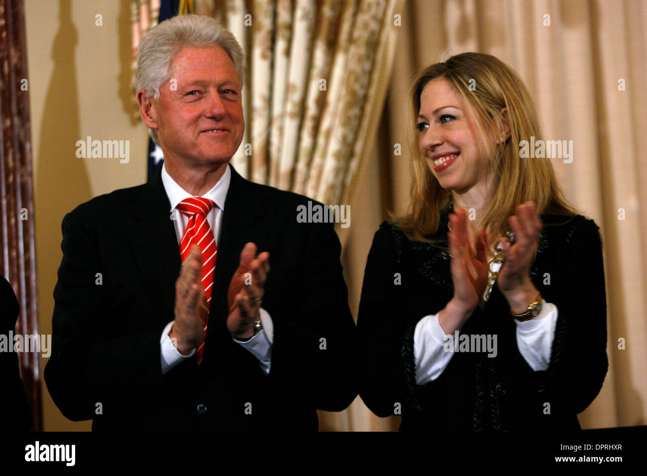 Feb 02, 2009 - Washington, Distretto di Columbia, Stati Uniti d'America - l'ex Presidente Bill Clinton e prima figlia Chelsea Clinton frequentare Hillary Clinton del giuramento in occasione della cerimonia per la 67th Stati Uniti Segretario di Stato. (Credito Immagine: © James Berglie/ZUMA Press) Foto Stock