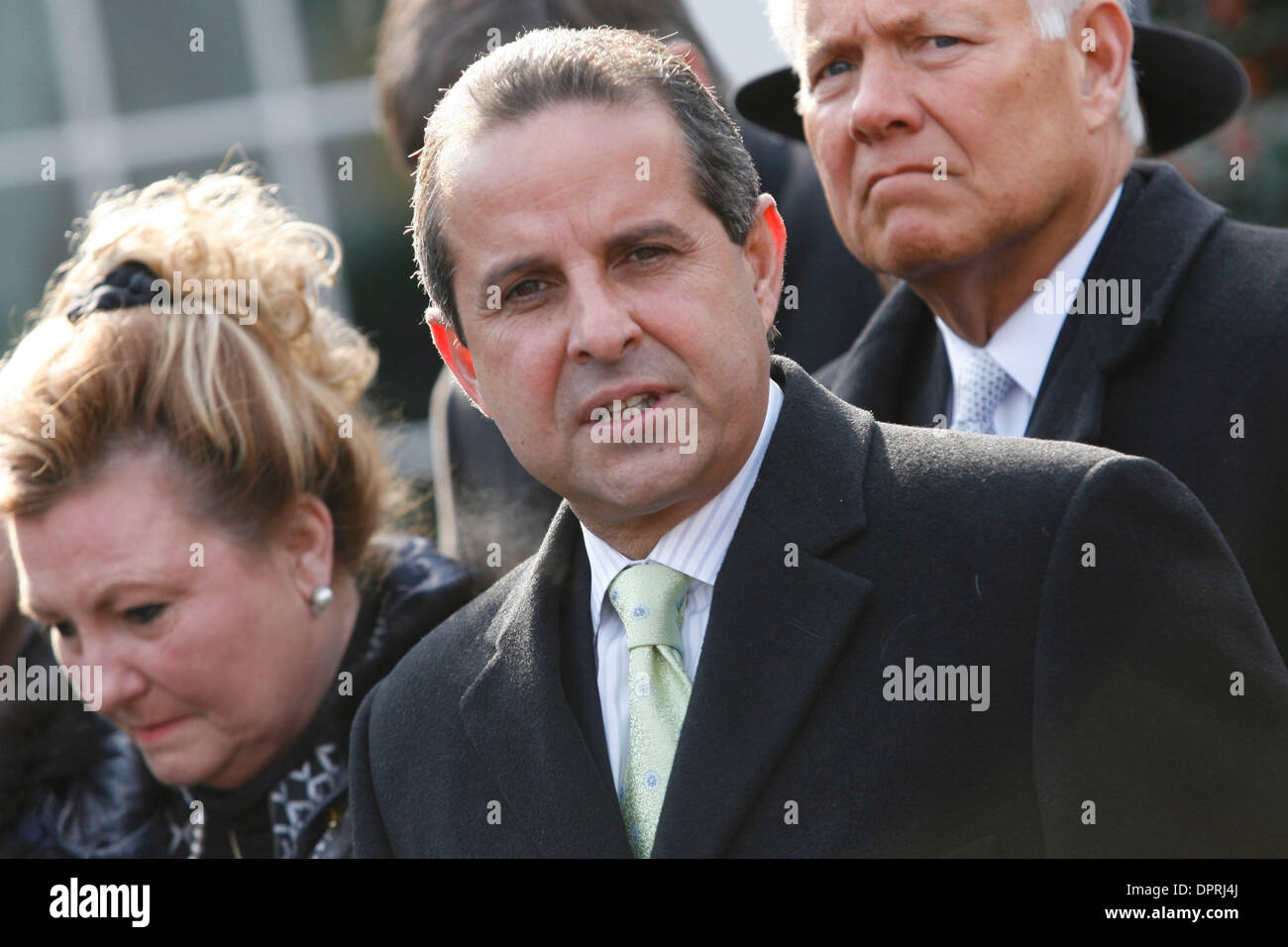 Feb 04, 2009 - Washington, Distretto di Columbia, Stati Uniti d'America - Sindaco della città di Miami MANNY DIAZ parla al di fuori della casa bianca in seguito gli Stati Uniti Conferenza dei sindaci incontro con la Casa Bianca senior staff in cui il gruppo di sindaci hanno discusso la necessità urgente per una ripresa economica confezione. (Credito Immagine: © James Berglie/ZUMA Press) Foto Stock