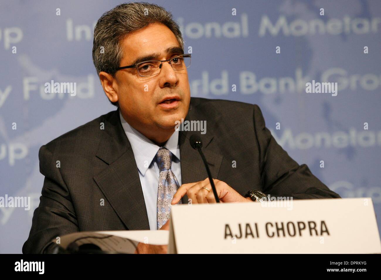 Apr 24, 2009 - Washington, Distretto di Columbia, Stati Uniti d'America - Vice Direttore del Dipartimento europeo presso il FMI AJAI CHOPRA parla ai media nel corso di un briefing sulla situazione finanziaria in Europa presso il Fondo monetario internazionale. Il briefing è parte di una serie di notizie i briefing in anticipo del FMI-Banca mondiale 2009 di primavera. (Credito Immagine: Â© James Berglie/ZUMA Press) Foto Stock