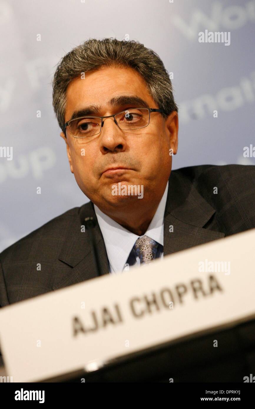 Apr 24, 2009 - Washington, Distretto di Columbia, Stati Uniti d'America - Vice Direttore del Dipartimento europeo presso il FMI AJAI CHOPRA parla ai media nel corso di un briefing sulla situazione finanziaria in Europa presso il Fondo monetario internazionale. Il briefing è parte di una serie di notizie i briefing in anticipo del FMI-Banca mondiale 2009 di primavera. (Credito Immagine: Â© James Berglie/ZUMA Press) Foto Stock