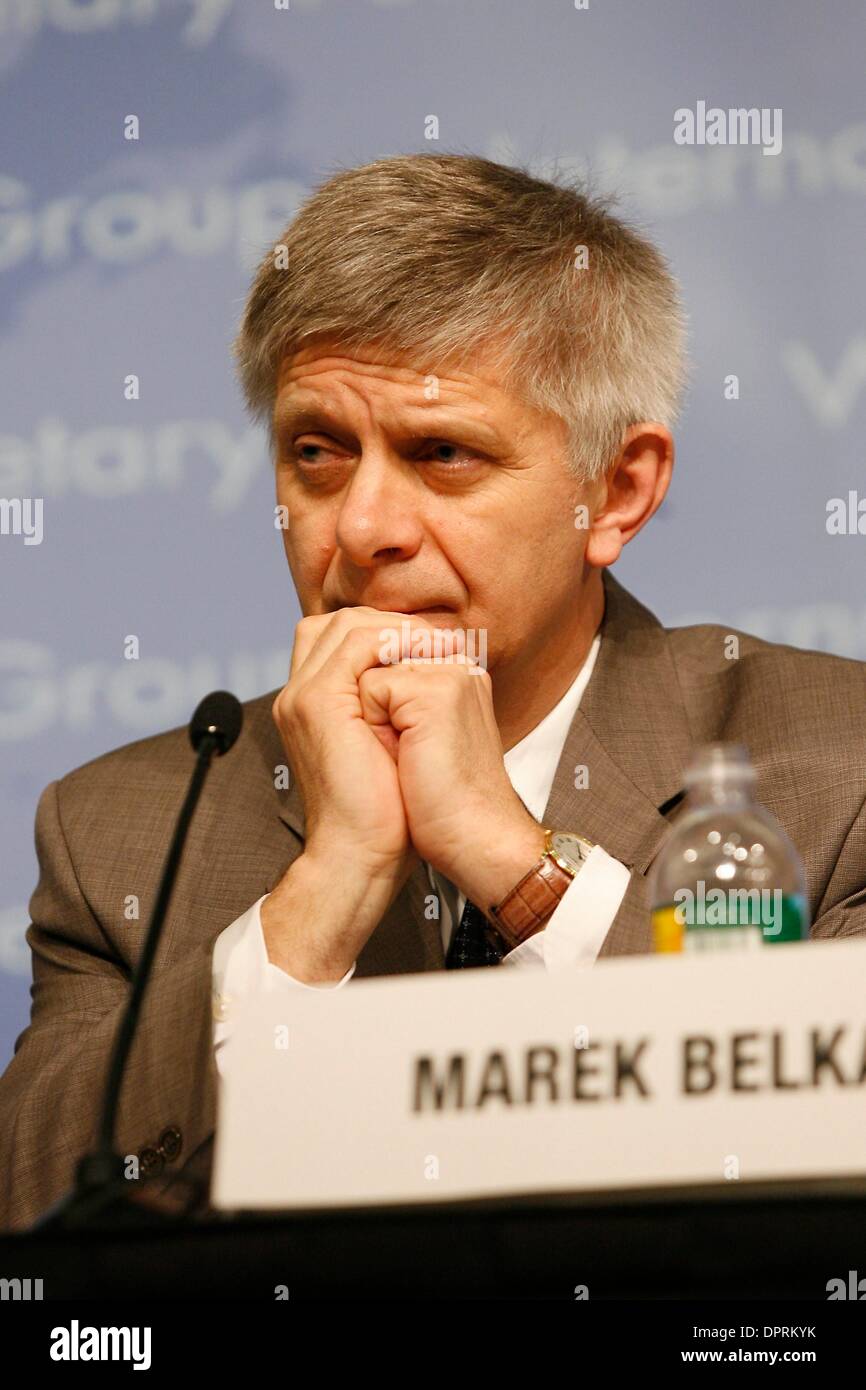 Apr 24, 2009 - Washington, Distretto di Columbia, Stati Uniti d'America - direttore del FMI del dipartimento europeo di Marek BELKA parla ai media nel corso di un briefing sulla situazione finanziaria in Europa presso il Fondo monetario internazionale. Il briefing è parte di una serie di notizie i briefing in anticipo del FMI-Banca mondiale 2009 di primavera. (Credito Immagine: Â© James Berglie/ZUMA Press) Foto Stock