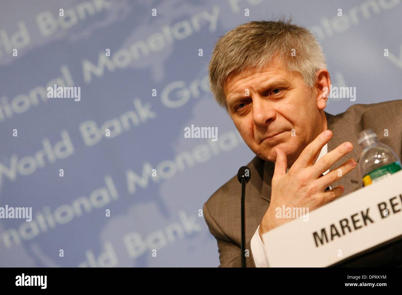 Apr 24, 2009 - Washington, Distretto di Columbia, Stati Uniti d'America - direttore del FMI del dipartimento europeo di Marek BELKA parla ai media nel corso di un briefing sulla situazione finanziaria in Europa presso il Fondo monetario internazionale. Il briefing è parte di una serie di notizie i briefing in anticipo del FMI-Banca mondiale 2009 di primavera. (Credito Immagine: Â© James Berglie/ZUMA Press) Foto Stock
