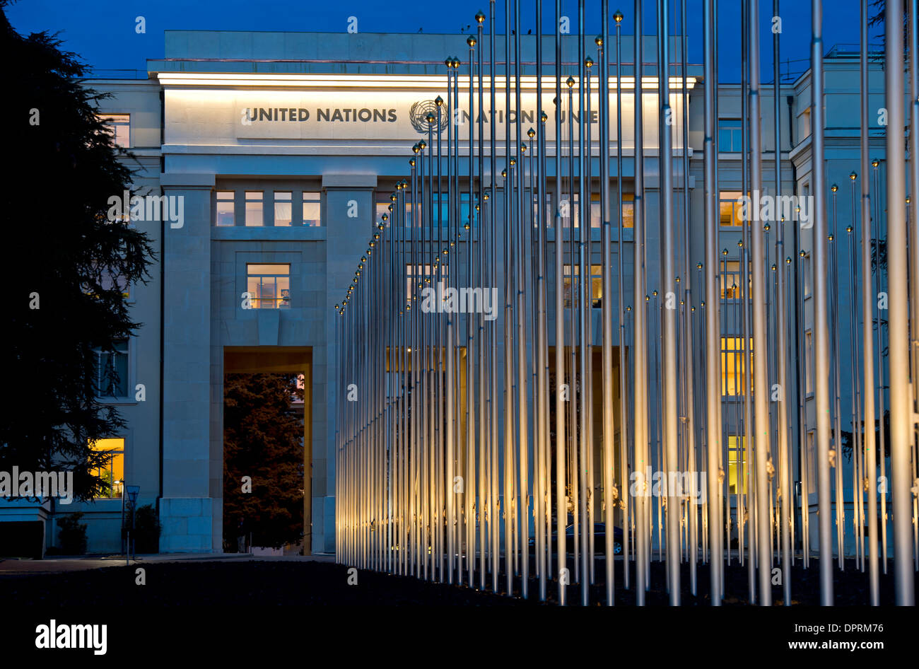 Night Shot del Palais des Nations, sede europea delle Nazioni Unite di Ginevra, Svizzera Foto Stock