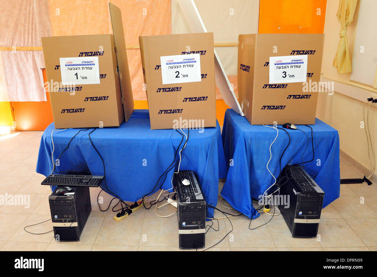 Dic 02, 2008 - sderot, Israele - Il Partito laburista ha annullato la sua primaria martedì dopo molti seggi elettorali ha incontrato gravi problemi tecnici per il nuovo touch-screen sistema di voto. Stazioni attraverso il paese si è lamentato di anomalie tecniche nel nuovo sistema che ha sostituito la carta scrutini. Delle 275 stazioni, dieci aperto fino a tardi a causa dei problemi. La votazione è stata postponded onu Foto Stock