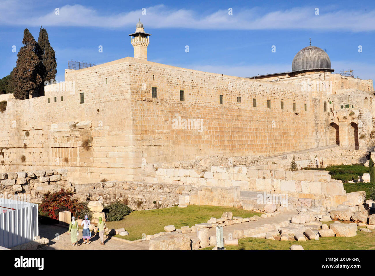 Dic 10, 2008 - Gerusalemme, Israele - El Aqsa moschea. Le imponenti mura della città vecchia di un impressionante unione di medievale e medio orientale caratteristiche architettoniche, è tra Gerusalemme più caratteristiche sorprendenti. Le pareti sono state commissionate dal sultano ottomano Solimano il Magnifico, che ha investito molto nello sviluppo di Gerusalemme nel corso del XVI secolo. La parete di circa Foto Stock